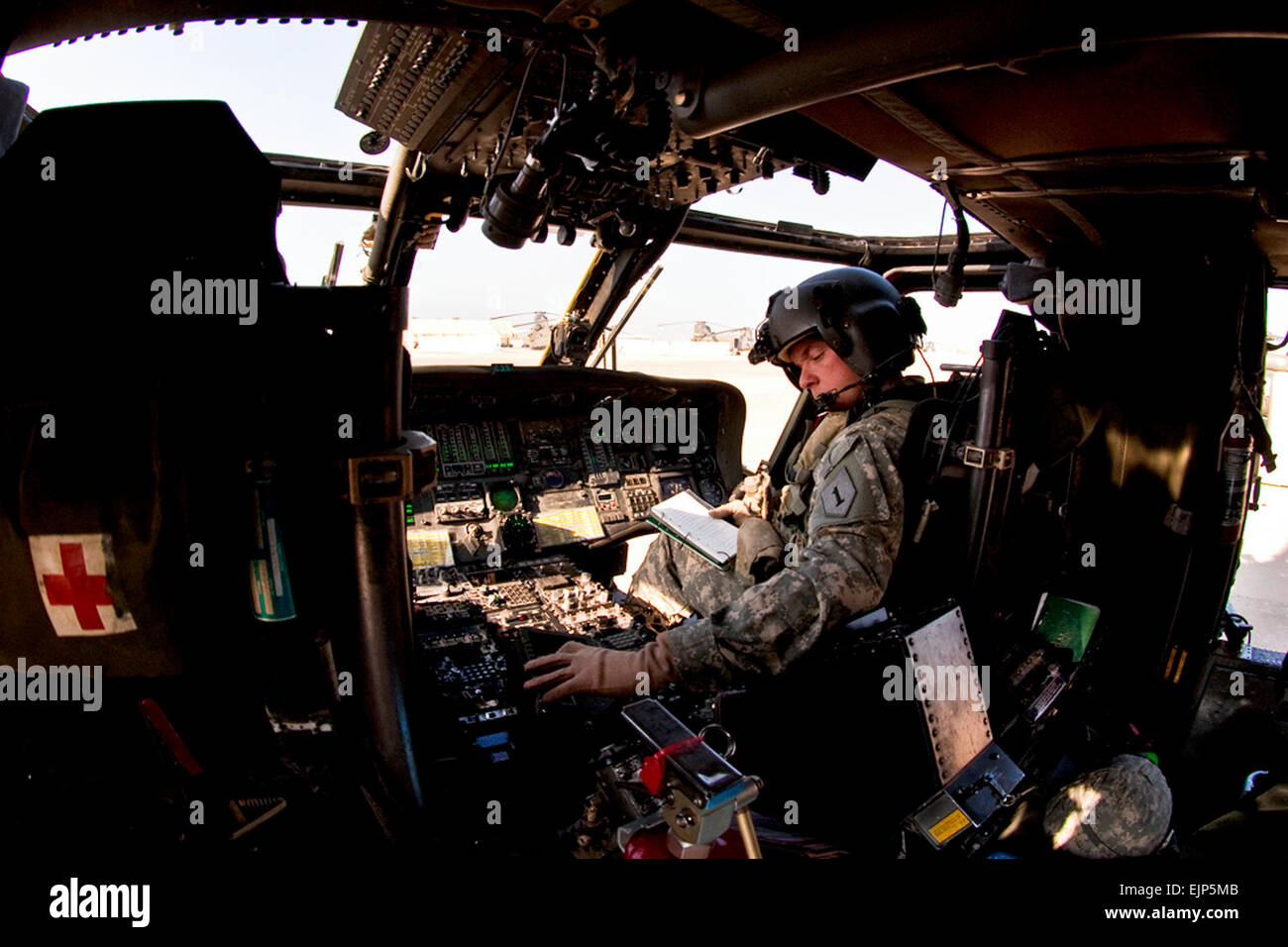 A U S Soldier With The 1st Combat Aviation Brigade Hi Res Stock