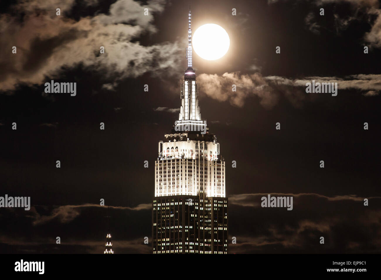 Moonrise over Empire State Building, Manhattan, New York, United States ...