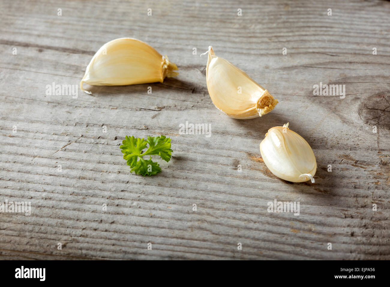 Some garlic on a vintage wood background Stock Photo - Alamy