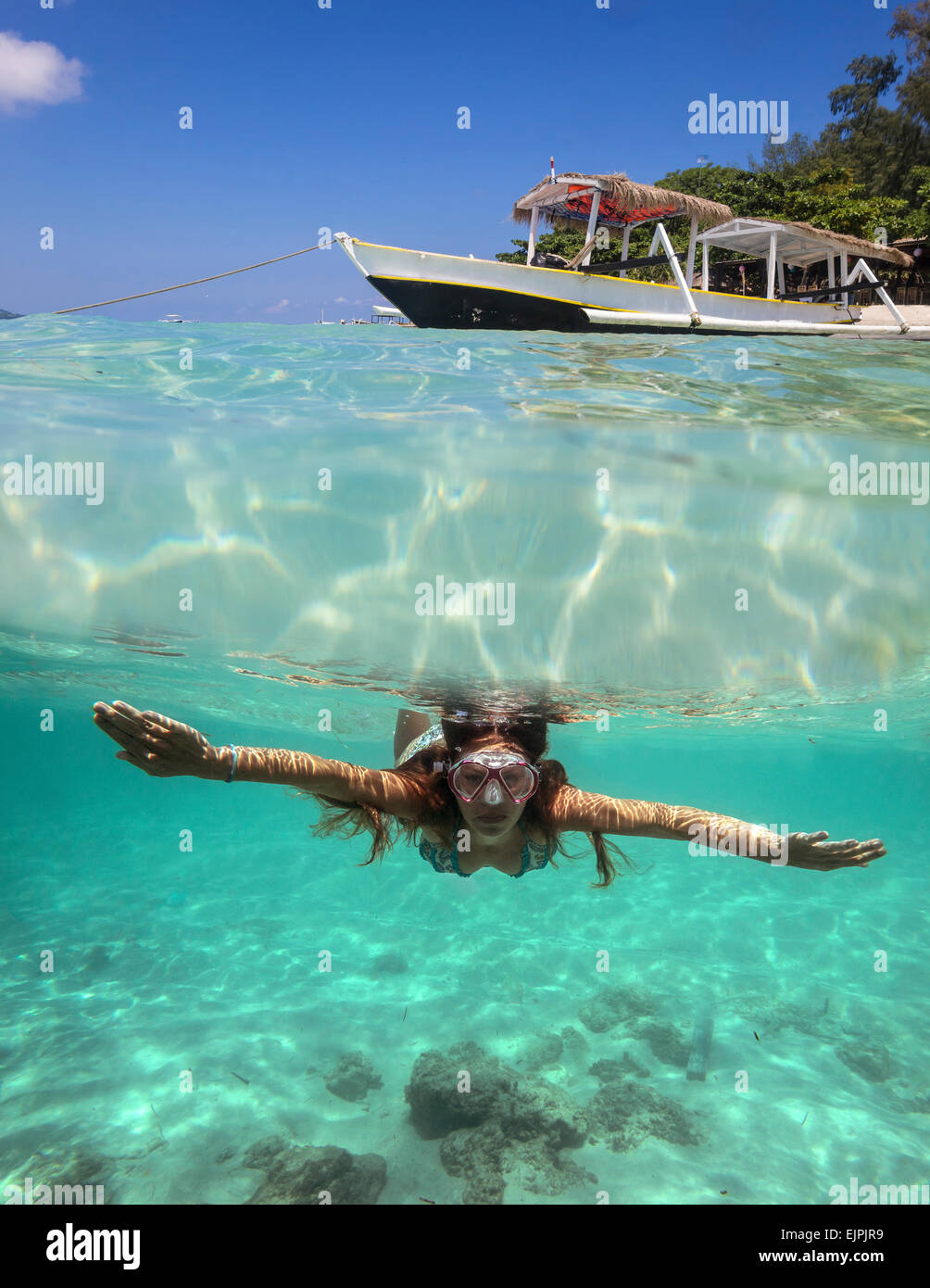 Portrait young woman underwater in hi-res stock photography and images ...