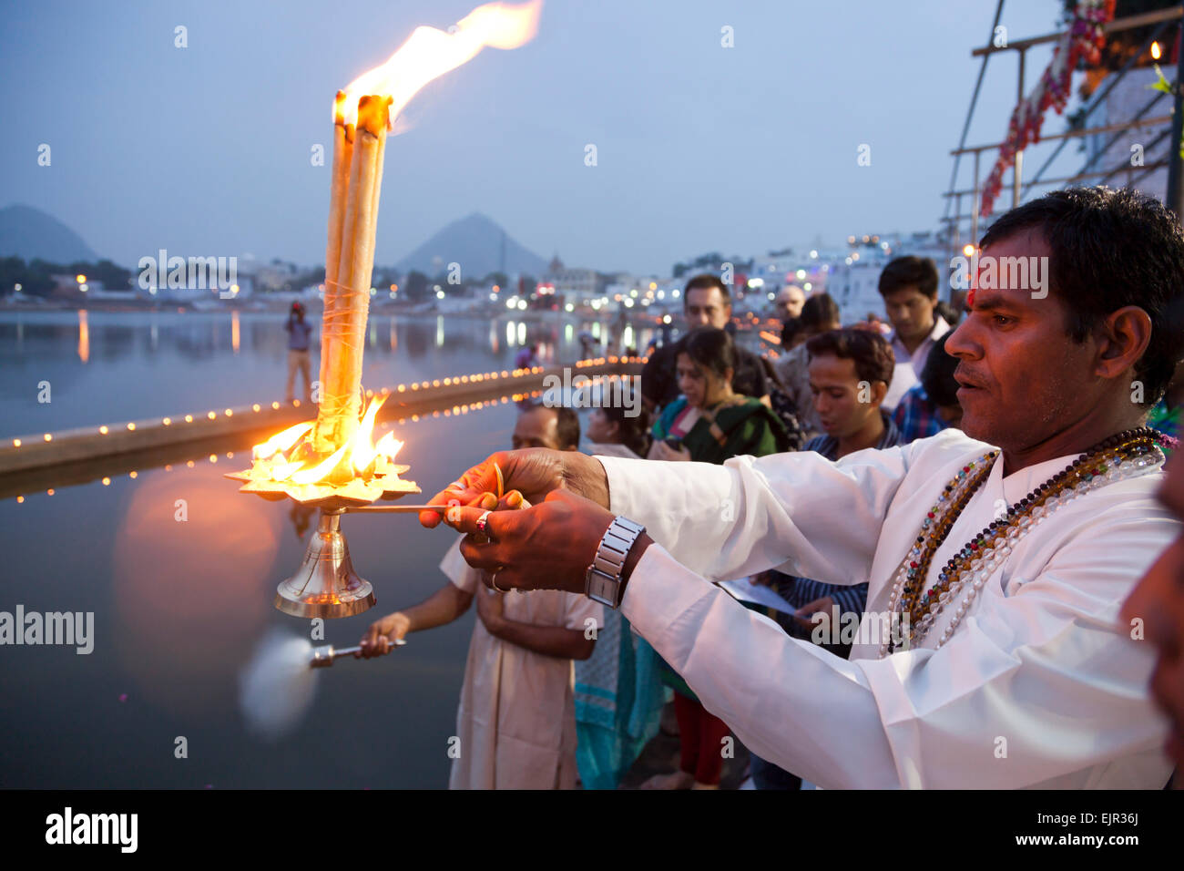 Brahmin conducting a religious ceremony, Aarti and Deepdan ceremony holding an oil lamp, sacred Pushkar Lake during the Pushkar Stock Photo