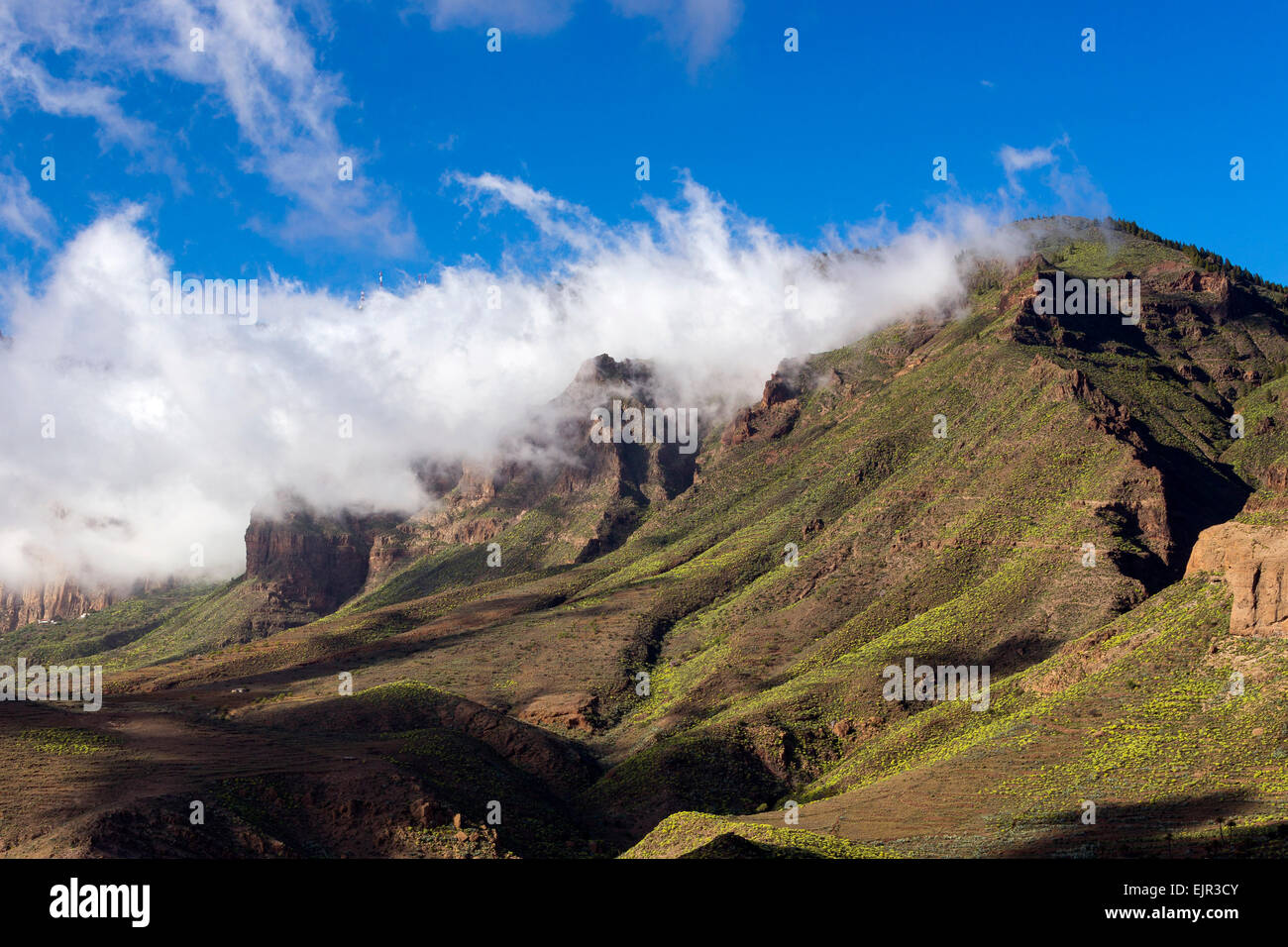 Wispy clouds over a mountain ridge, Santa Lucia de Tirajana, Gran Canaria, Canary Islands, Spain Stock Photo