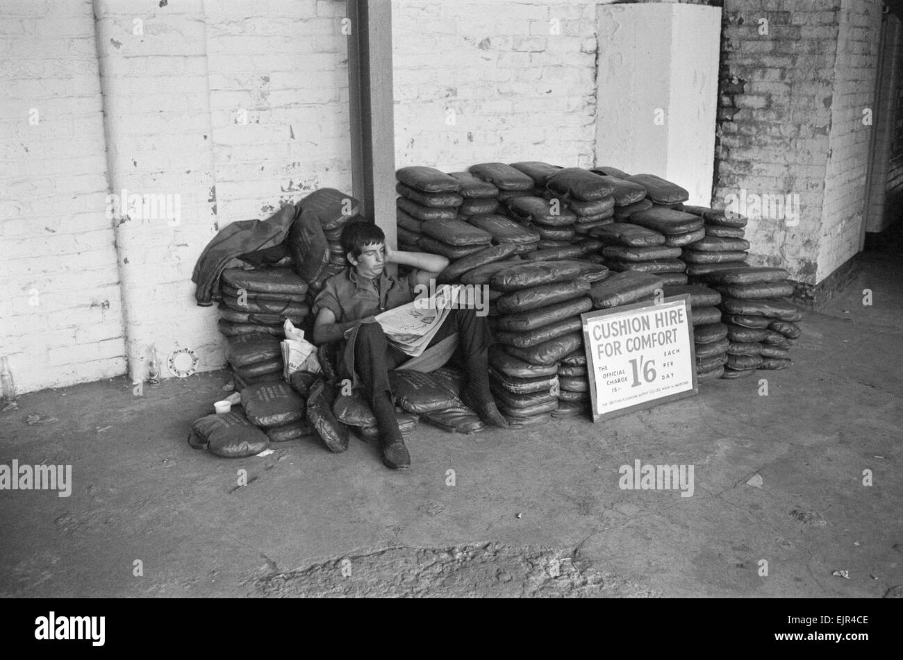Test Match at Old Trafford. Cushion seller asleep. 13th June 1969. Stock Photo