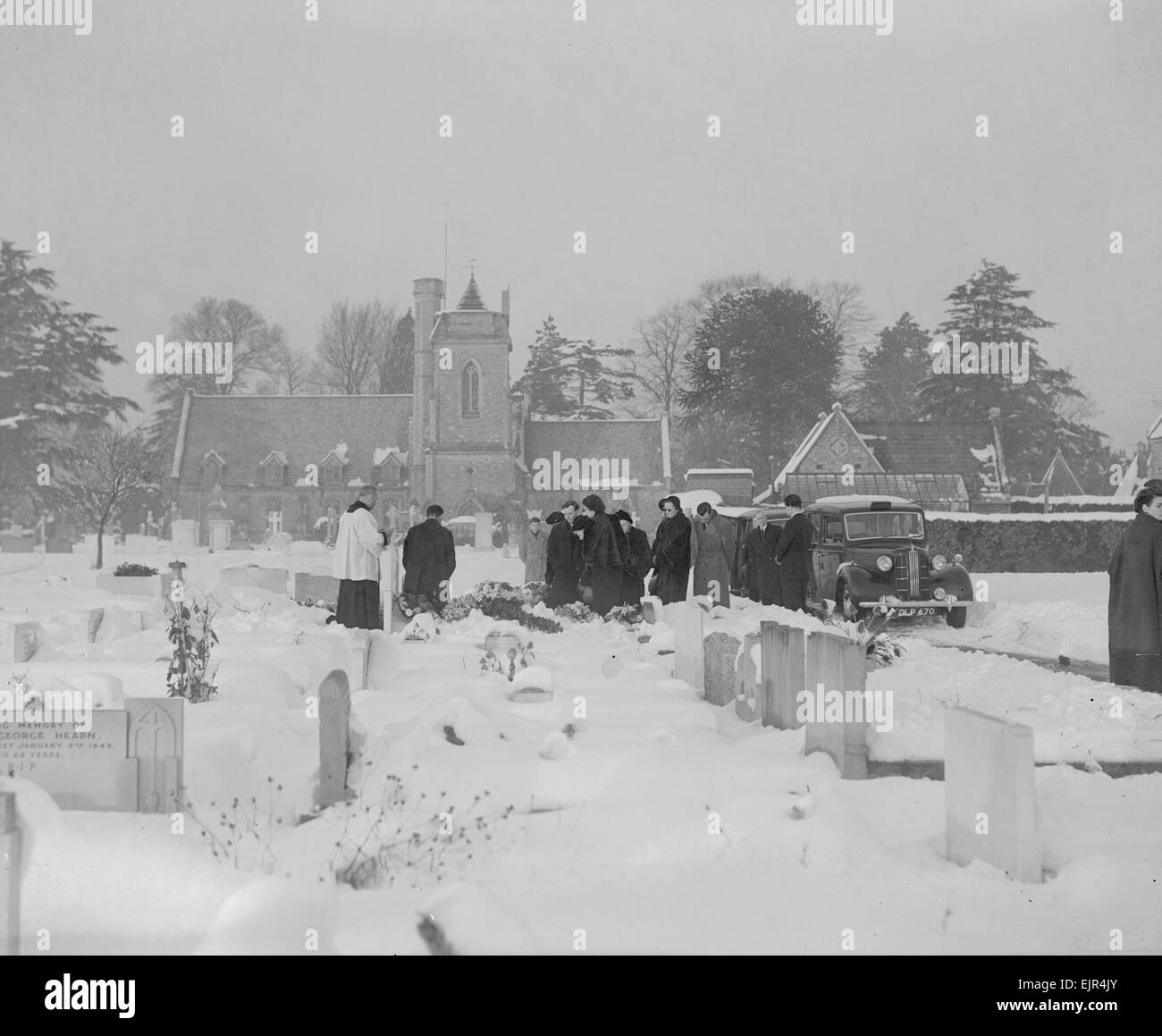 Funeral of Vicki Martin 14th January 1955 Mourners gather around the grave at Englefield Green Cemetry for the interment of the ashes of model Vicki Martin who died in a car accident *** Local Caption *** watscan - - 07/01/2010 Stock Photo