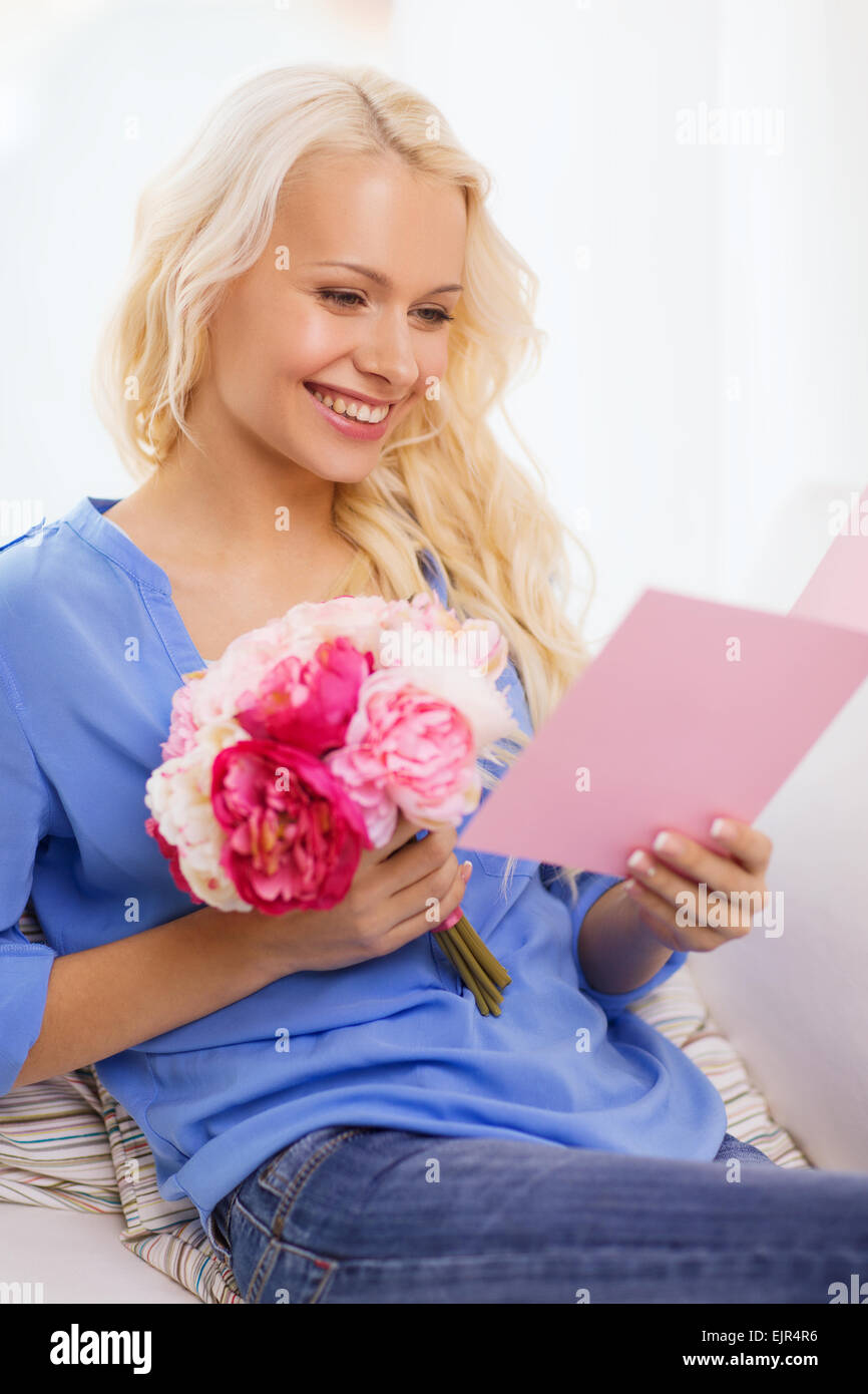 smiling woman with card and bouquet of flowers Stock Photo - Alamy