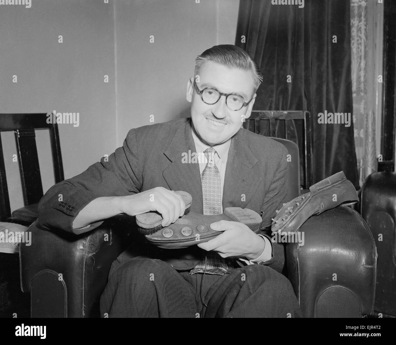 Mr Robert Hope seen here cleaning his shoes, 1st September 1953 *** Local Caption *** watscan - - 21/01/2010 Stock Photo