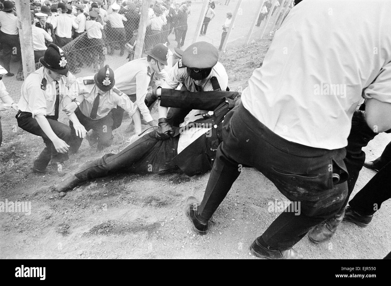 National Dock Strike 1972. Fighting between pickets & Police at Guiness, Lincs on 14th August 1972. Three policemen were hurt in clashes and 9 dockers arrested. Fighting started by mystery man, in green shirt, who enraged dockers by dashing out from behind police lines & striking out with a brick. Thousands of British dockers began an official strike (28/07/1972) in order to safeguard jobs. Stock Photo