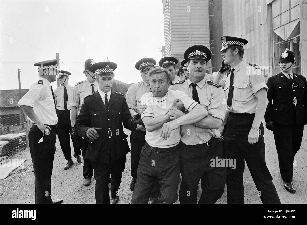 National Dock Strike 1972. Fighting between pickets & Police at Guiness, Lincs on 14th August 1972. Three policemen were hurt in clashes and 9 dockers arrested. Fighting started by mystery man, in green shirt, who enraged dockers by dashing out from behind police lines & striking out with a brick. Thousands of British dockers began an official strike (28/07/1972) in order to safeguard jobs. Stock Photo