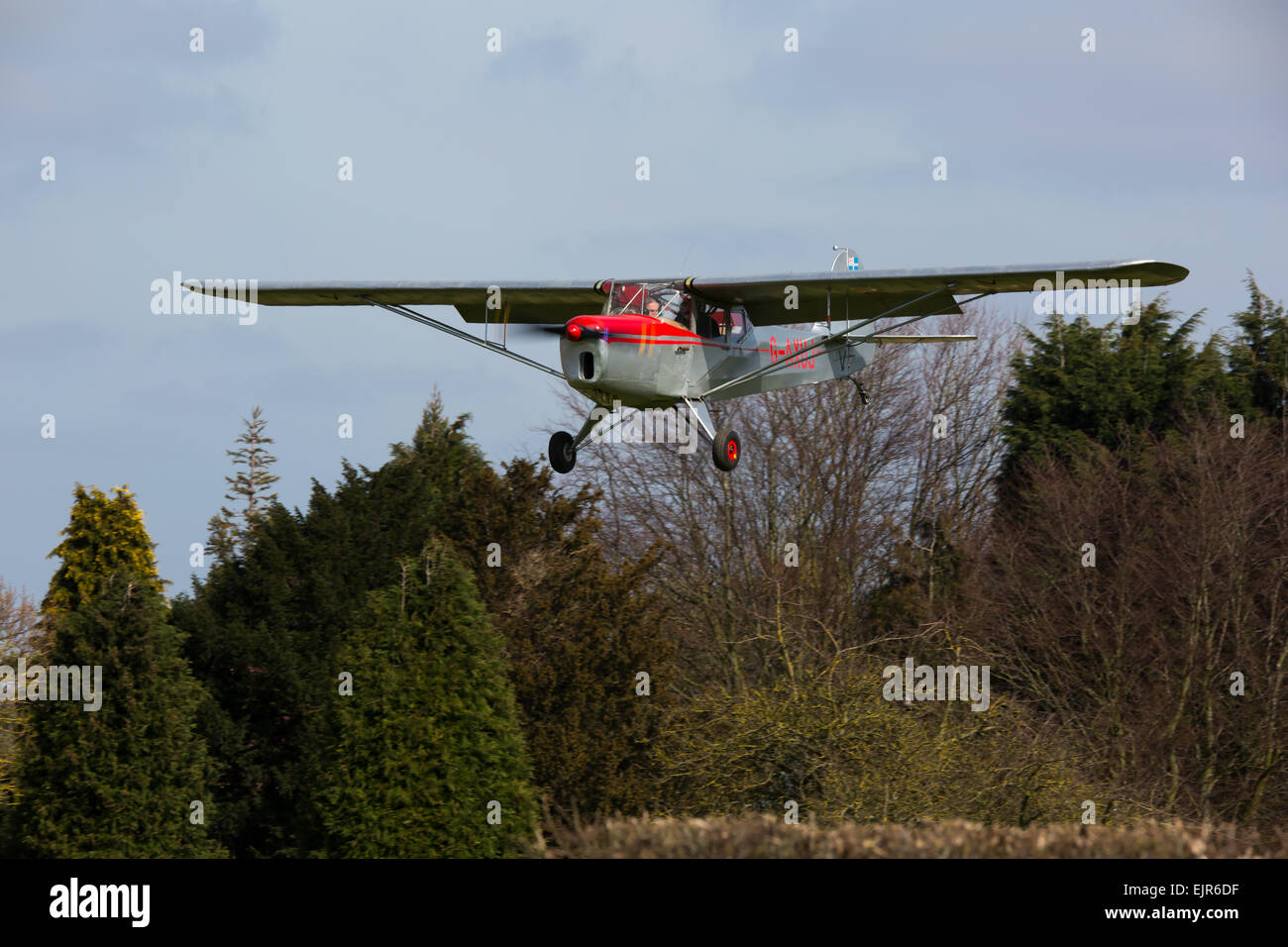 Auster 5J1 Autocrat G-AXJJ on final appoach to land at Netherthorpe Airfield Stock Photo