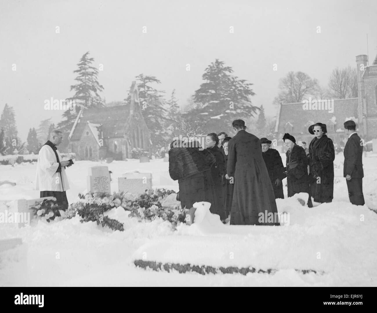 Funeral of Vicki Martin 14th January 1955 Mourners gather around the grave at Englefield Green Cemetry for the interment of the ashes of model Vicki Martin who died in a car accident *** Local Caption *** watscan - - 07/01/2010 Stock Photo