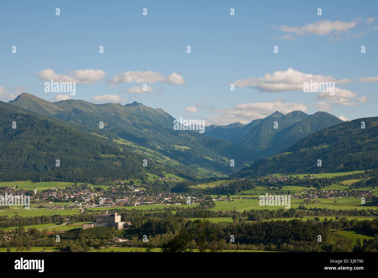 sommerlicher Blick über Schloss Trautenfels ins Ennstal, Irdning, Styria, Austria Stock Photo