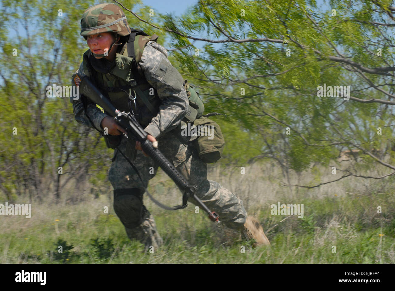 U.S. Army Pfc. Gabriella Ravensborg, of the 344th Military Intelligence Battallion, runs for cover during a field training exercise at Goodfellow Air Force Base, Texas, April 11, 2007. Soldiers assigned to the 344th MIB are required to complete training to prepare them for combat situations.   Airman 1st Class Kamaile O. Chan Stock Photo