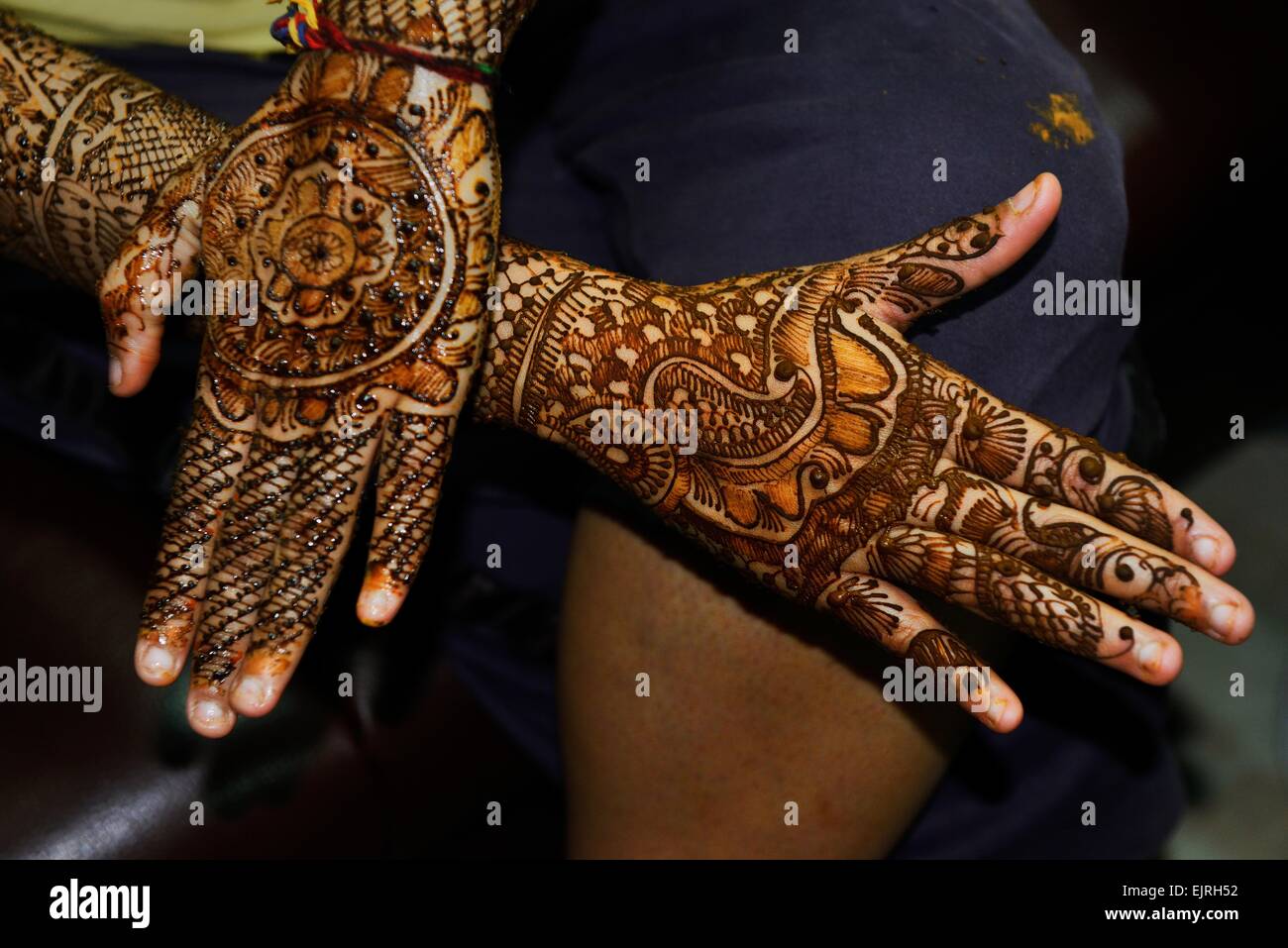 India, Rajasthan, Jaipur, preparation of the wedding, henna tattoo for the  braid on her feet Stock Photo - Alamy