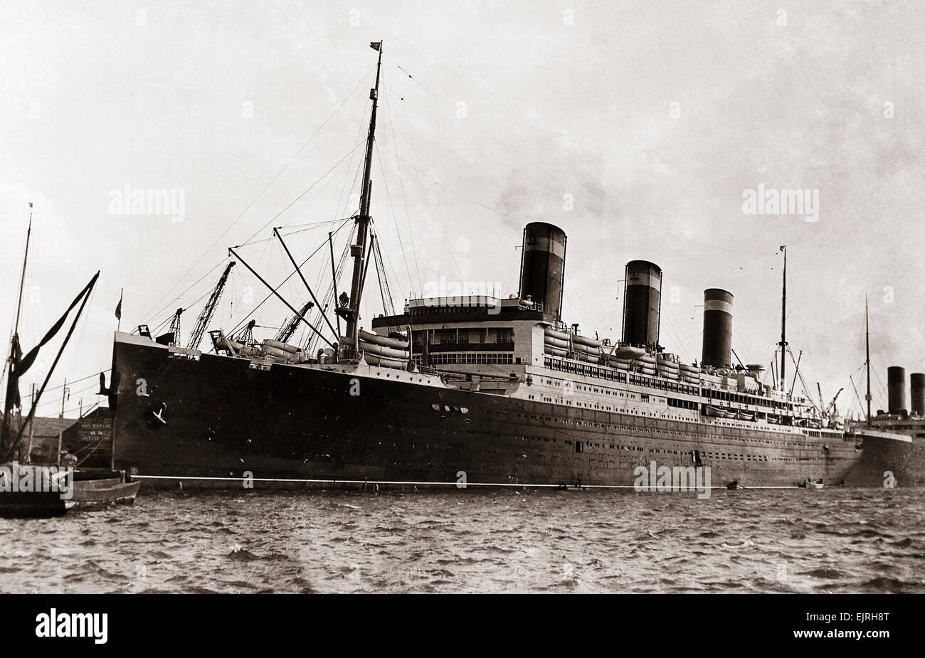 AJAXNETPHOTO. 1930S. SOUTHAMPTON, ENGLAND. - FAMOUS LINER - S.S. LEVIATHAN, FOR YEARS THE LARGEST AMERICAN PASSENGER SHIP, STARTED LIFE AS THE S.S. VATERLAND. REQUISITIONED IN 1917 BY THE U.S.NAVY AND NAMED USS LEVIATHAN.  PHOTO:AJAX VINTAGE PICTURE LIBRARY REF:EPS 21 3 Stock Photo