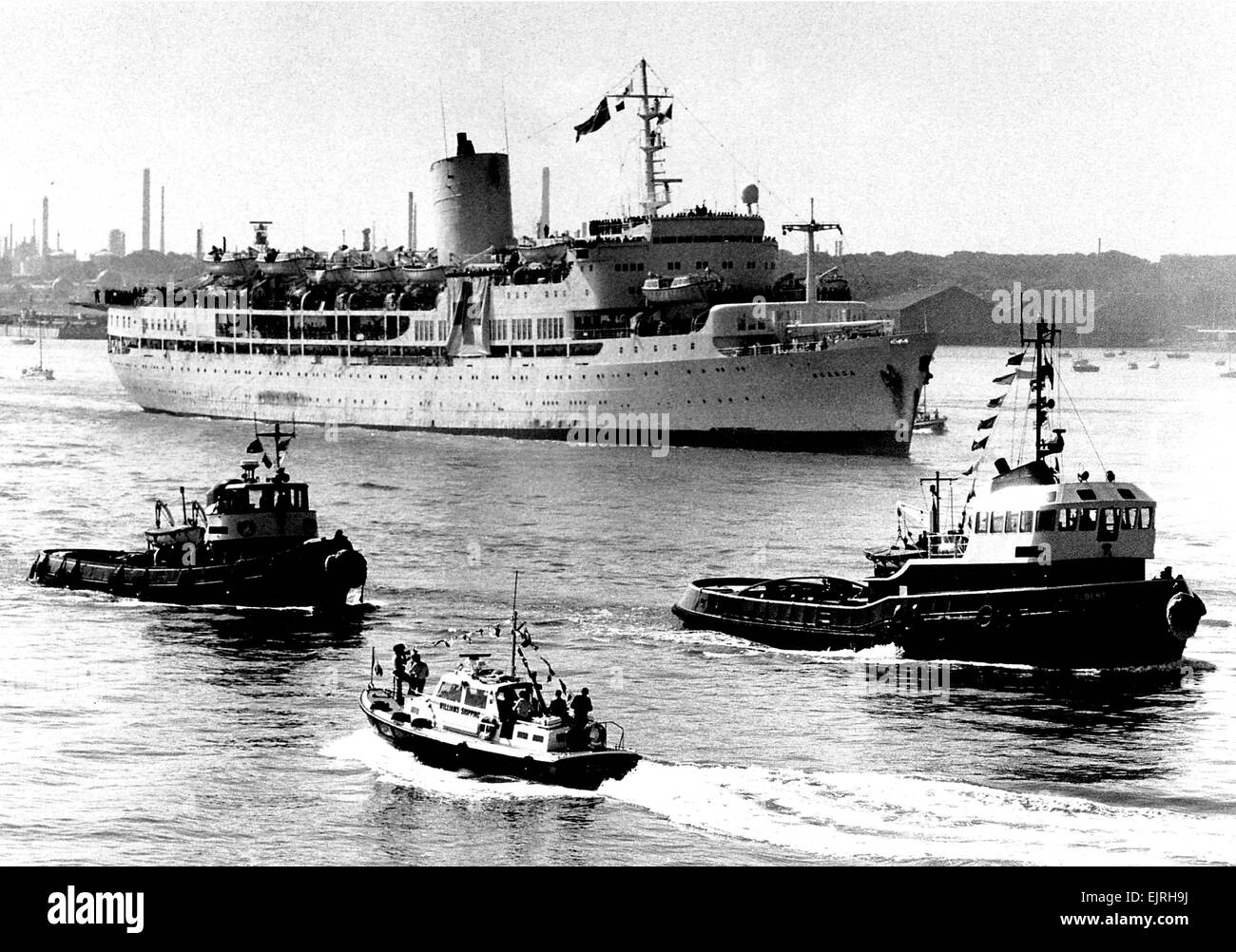 AJAXNETPHOTO - 1982 - SOUTHAMPTON, ENGLAND. - WOUNDED RETURN - THE HOSPITAL SHIP UGANDA RETURNING TO SOUTHAMPTON IN 1982 CARRYING THE WOUNDED FROM THE FALKLAND ISLANDS CONFLICT.  PHOTO:JONATHAN EASTLAND/AJAX.  REF:HD SHI UGANDA 910574. Stock Photo