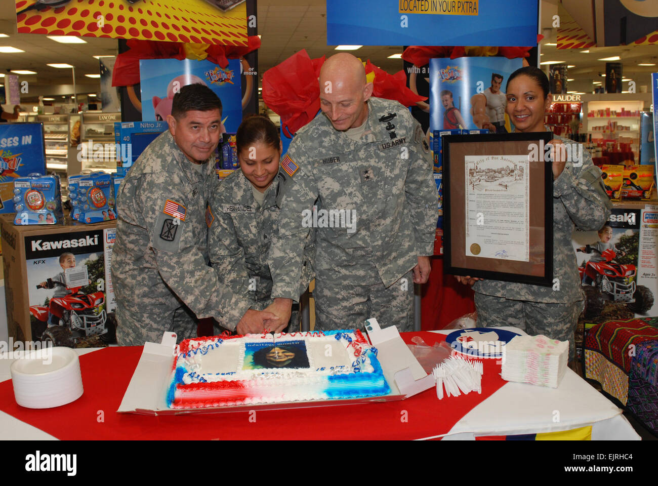 During this year's Hispanic Heritage Month celebrations left to right Command Sgt. Maj.  Armando Ramirez, Army South command sergeant major; Sgt. Esmeralda Hernandez, Special  Troops Battalion; Maj. Gen. Keith M. Huber, Army South commander; and Sgt. 1st Class Mina Vargas, 470th Military Intelligence initiate the celebrations with a cake-cutting ceremony at Fort Sam Houston, Texas, Sept. 15.          U.S. Army South celebrates Hispanic Heritage Month  /-news/2009/09/29/28007-us-army-south-celebrates-hispanic-heritage-month/    Official U.S. Army  Hispanic American Heritage site  /hispanicameri Stock Photo