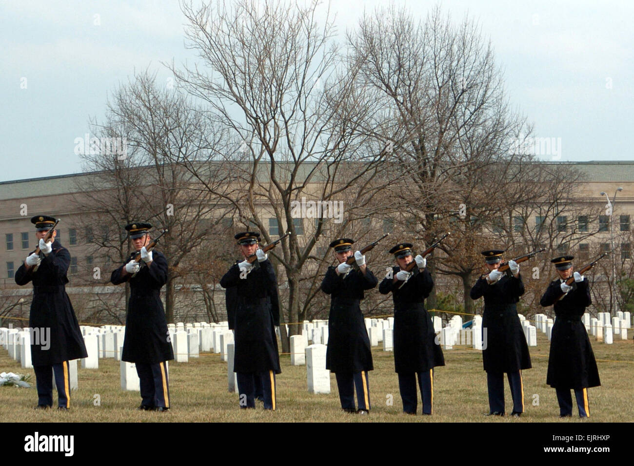 Us soldier funeral cemetery hi-res stock photography and images - Alamy