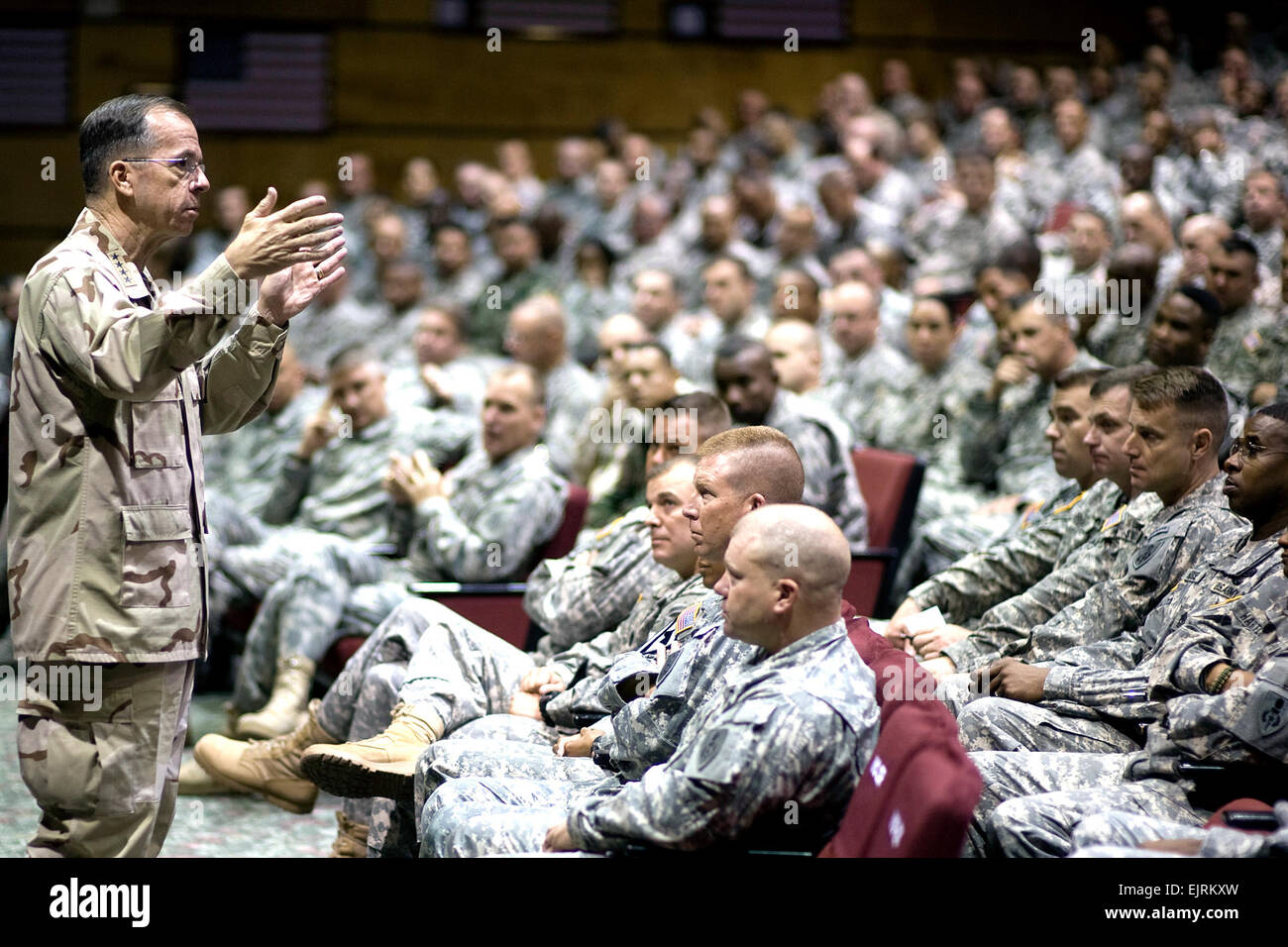 U.S Navy Adm. Mike Mullen chairman of the Joint Chiefs of Staff addresses students at the U.S. Army Sergeants Major Academy, Ft, Bliss, Tx., Sept. 18, 2007.  Mass Communication Specialist 1st Class Chad J. McNeeley Stock Photo