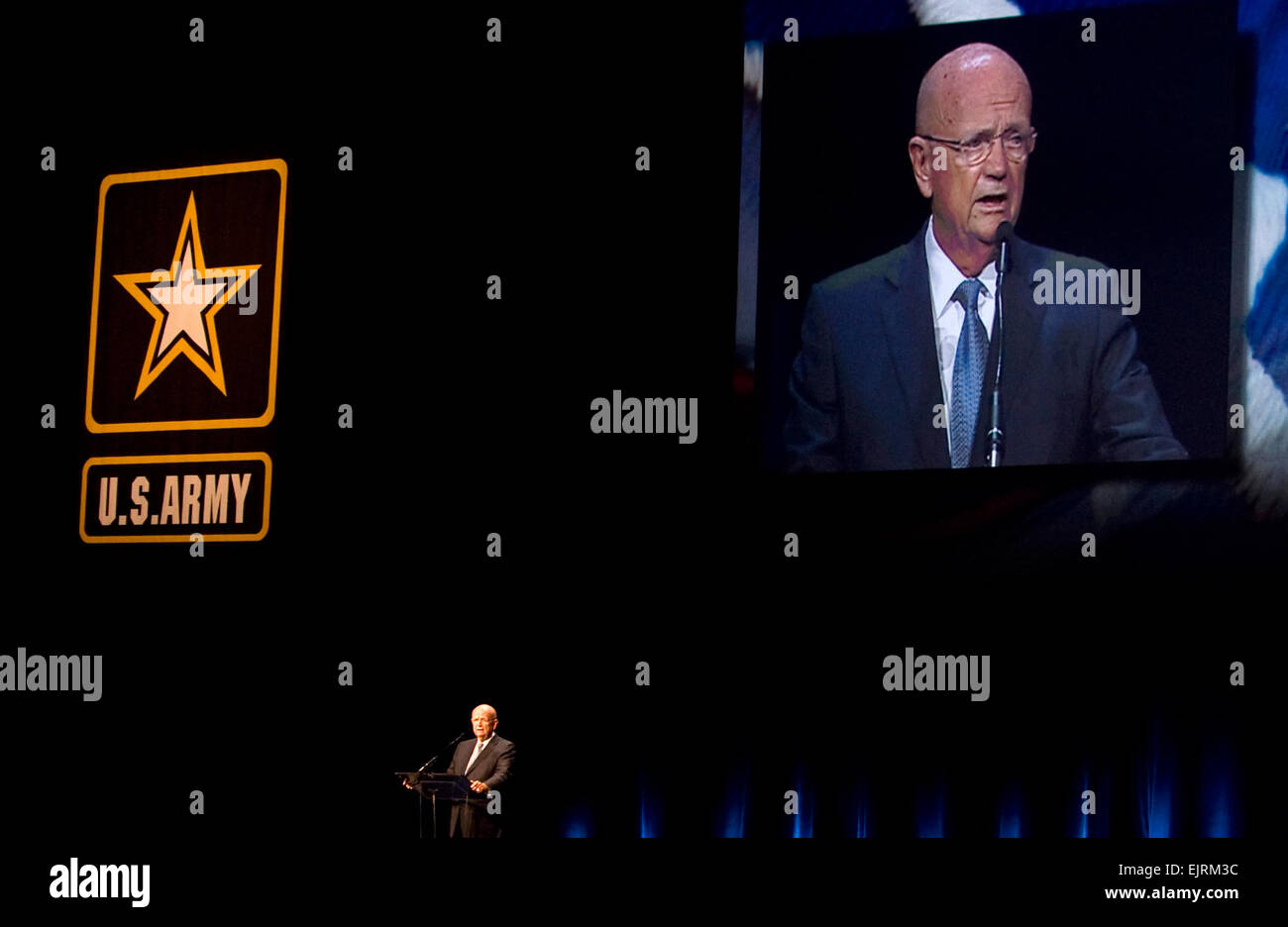 The president of the Association of the United States Army AUSA, Gen. Gordon R. Sullivan, USA, Ret.,  addresses the audience at the beginning of the opening ceremony of the AUSA annual meeting in Washington D.C., on Oct 6, 2008. The AUSA Annual Meeting, the world's largest landpower forum, brings together America's Army. Active, Guard and Reserve, retirees, family members and civilians. Army photo by D. Myles Cullen released Stock Photo