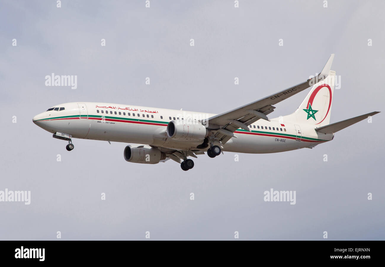 https://c8.alamy.com/comp/EJRNXN/a-royal-air-maroc-boeing-737-approaching-to-the-el-prat-airport-on-EJRNXN.jpg