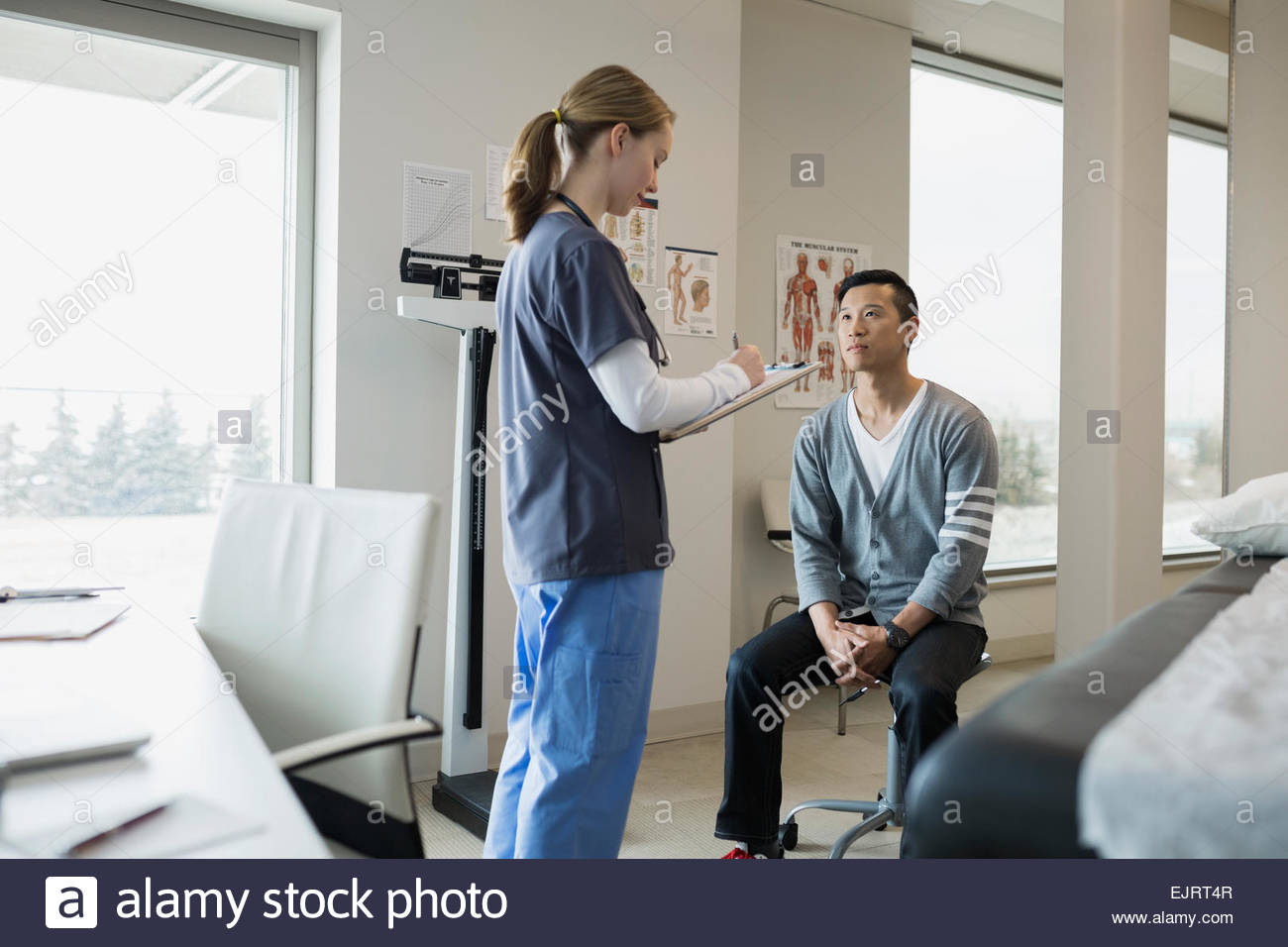 Nurse patient clipboard hi-res stock photography and images - Alamy