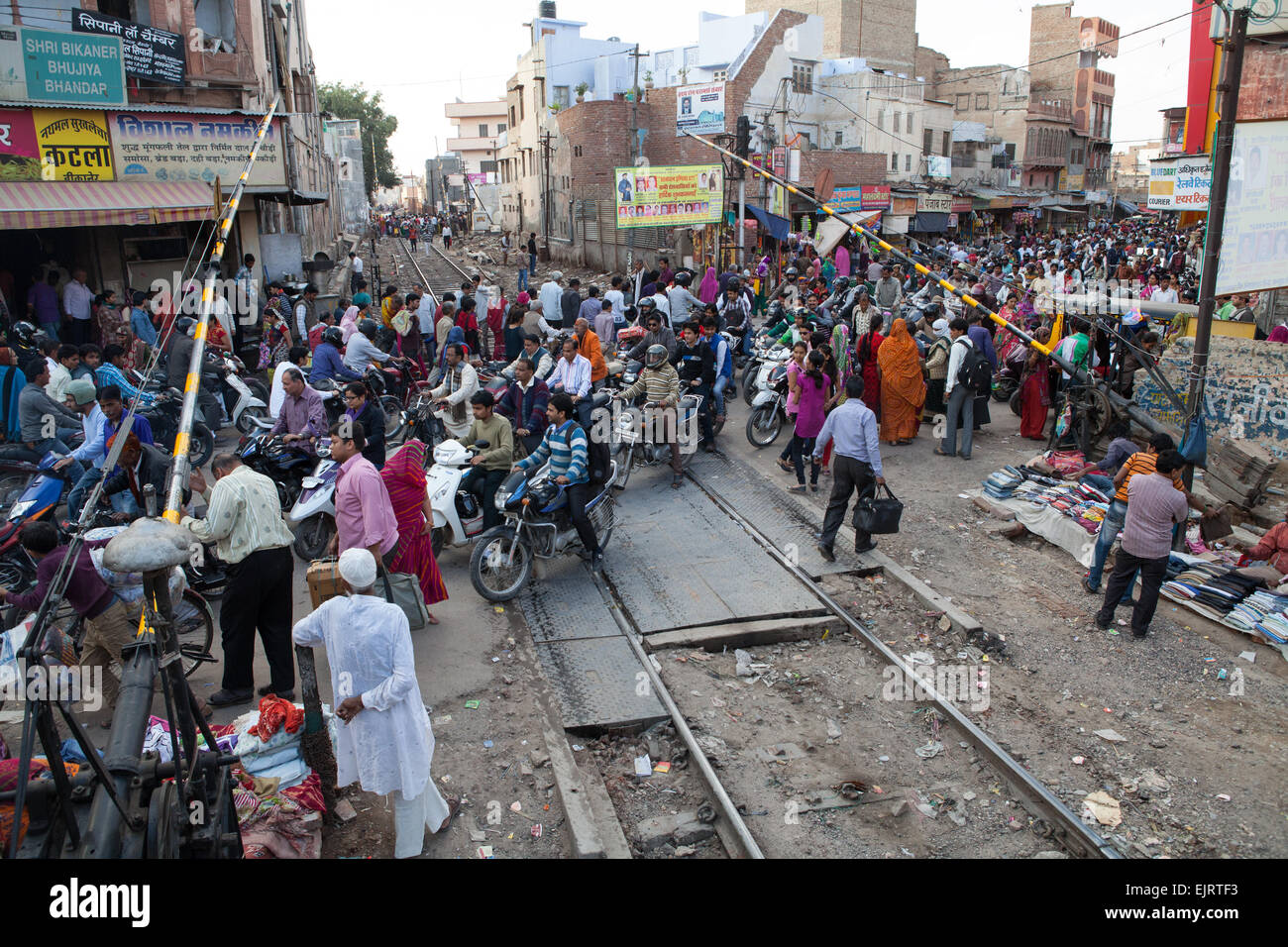 Congestion at a railway crossing in Bikaner Stock Photo