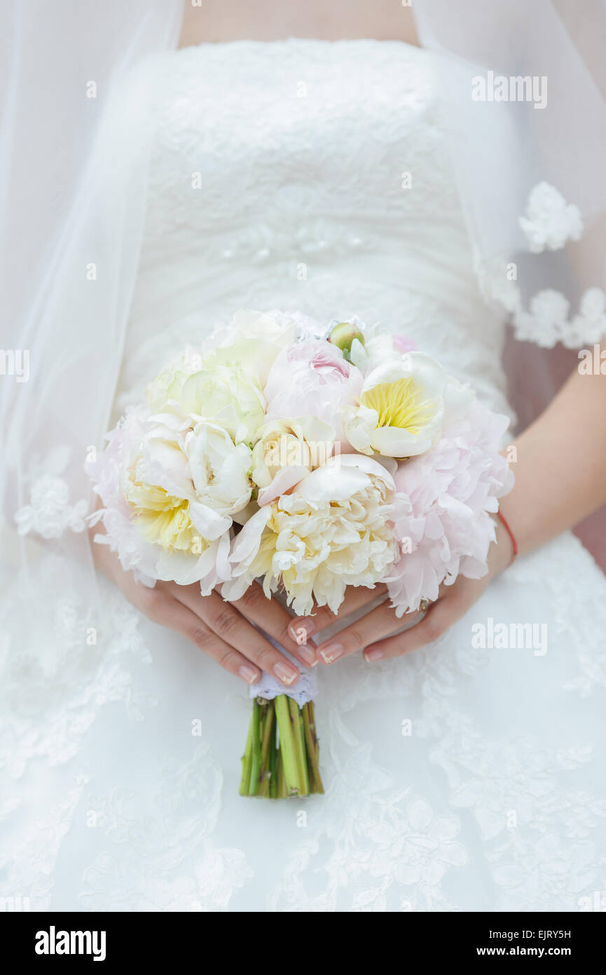 Bride and bouquet hi-res stock photography and images - Alamy
