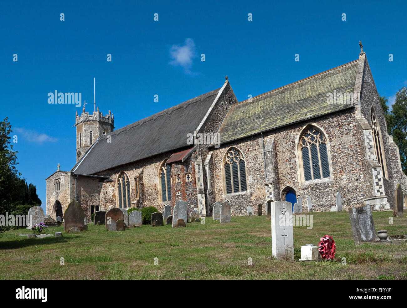 The part-thatched round-towered Church of St Edmund King and Martyr, in the small market town of Acle, Norfolk, England Stock Photo