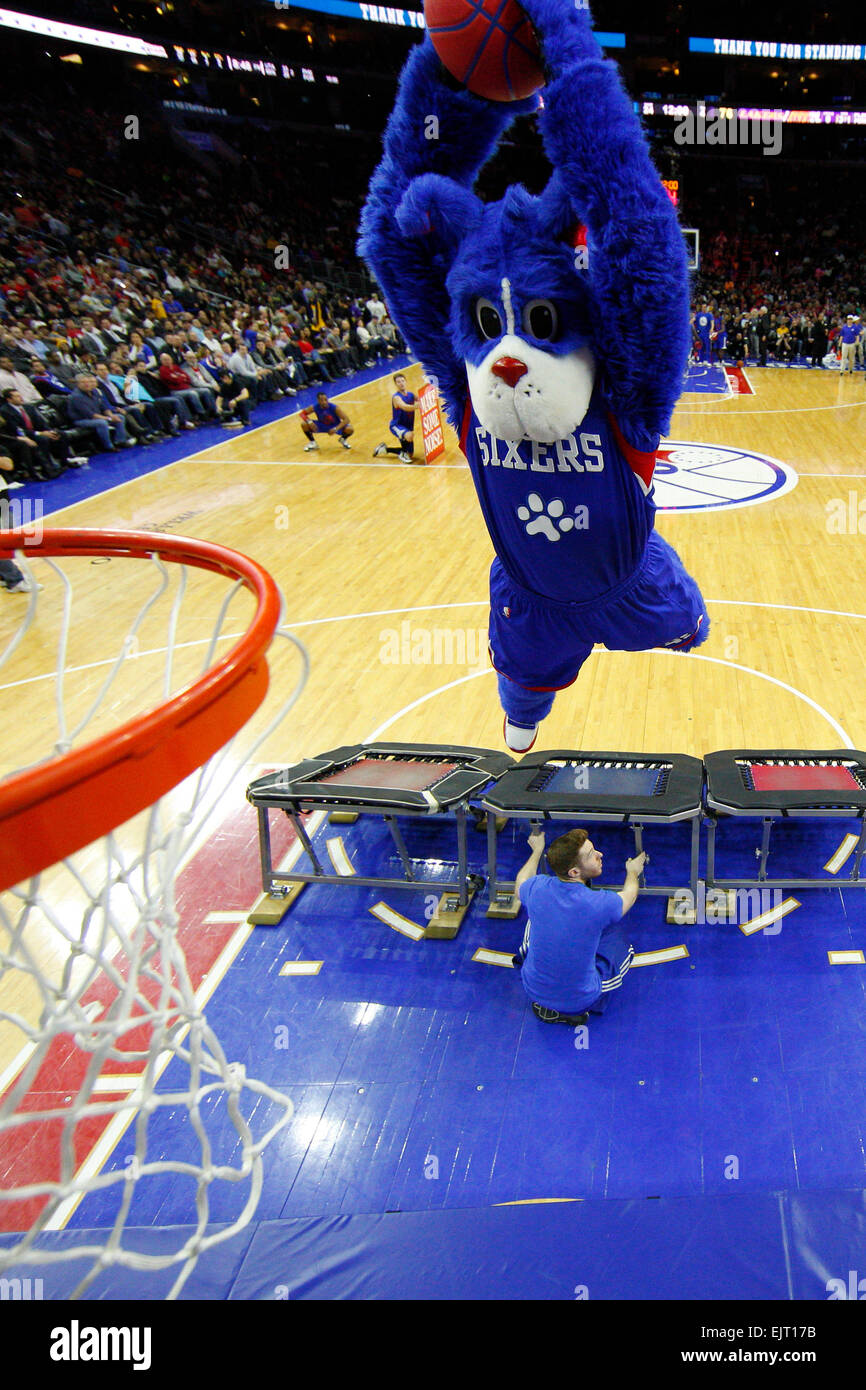 Overtime. 30th Mar, 2015. Philadelphia 76ers mascot Franklin dunks the ball during the NBA game between the Los Angeles Lakers and the Philadelphia 76ers at the Wells Fargo Center in Philadelphia, Pennsylvania. The Los Angeles Lakers won 113-111 in overtime. © csm/Alamy Live News Stock Photo