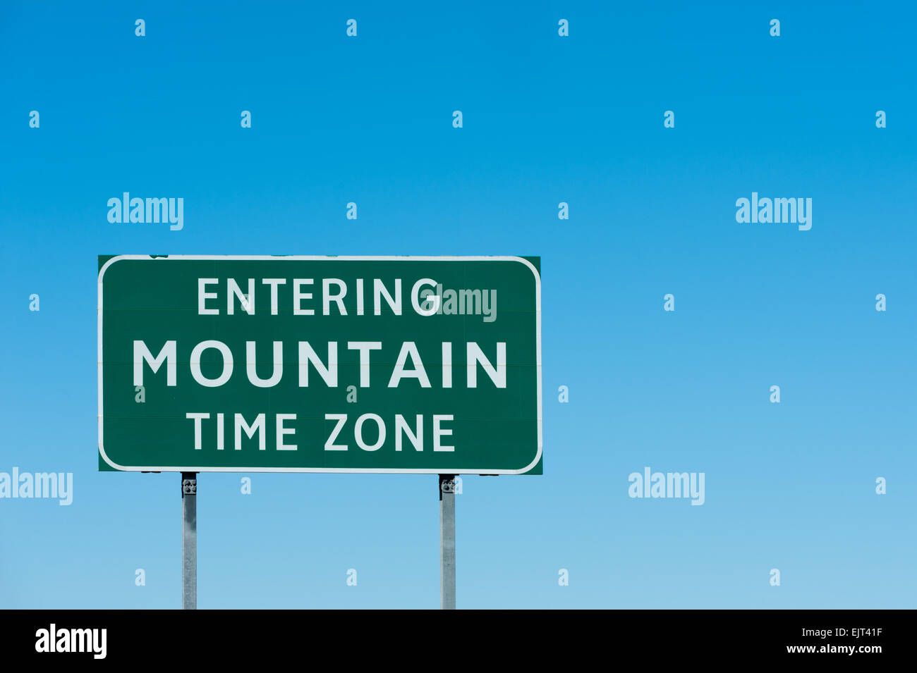 Road sign with Mountain time zone, New Mexico Stock Photo Alamy