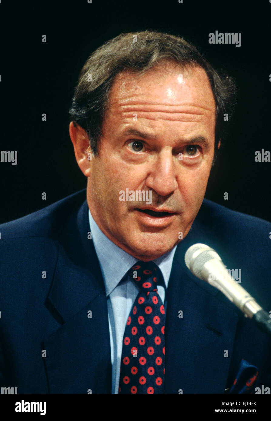 Publisher and real estate developer Mort Zuckerman testifies in the Senate Select Committee on Intelligence July 17, 1996 in Washington, DC.  The hearings examined the Central Intelligence Agency policy on the use of  journalists as cover for intelligence operations Stock Photo