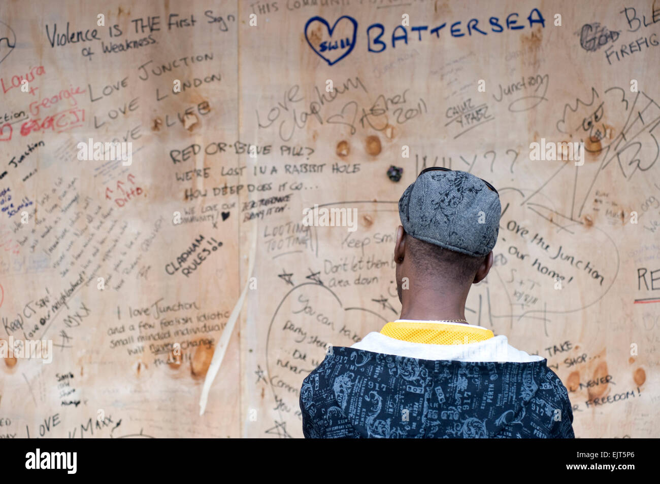 A man looks at the messages following the August 2011 riots, London Stock Photo