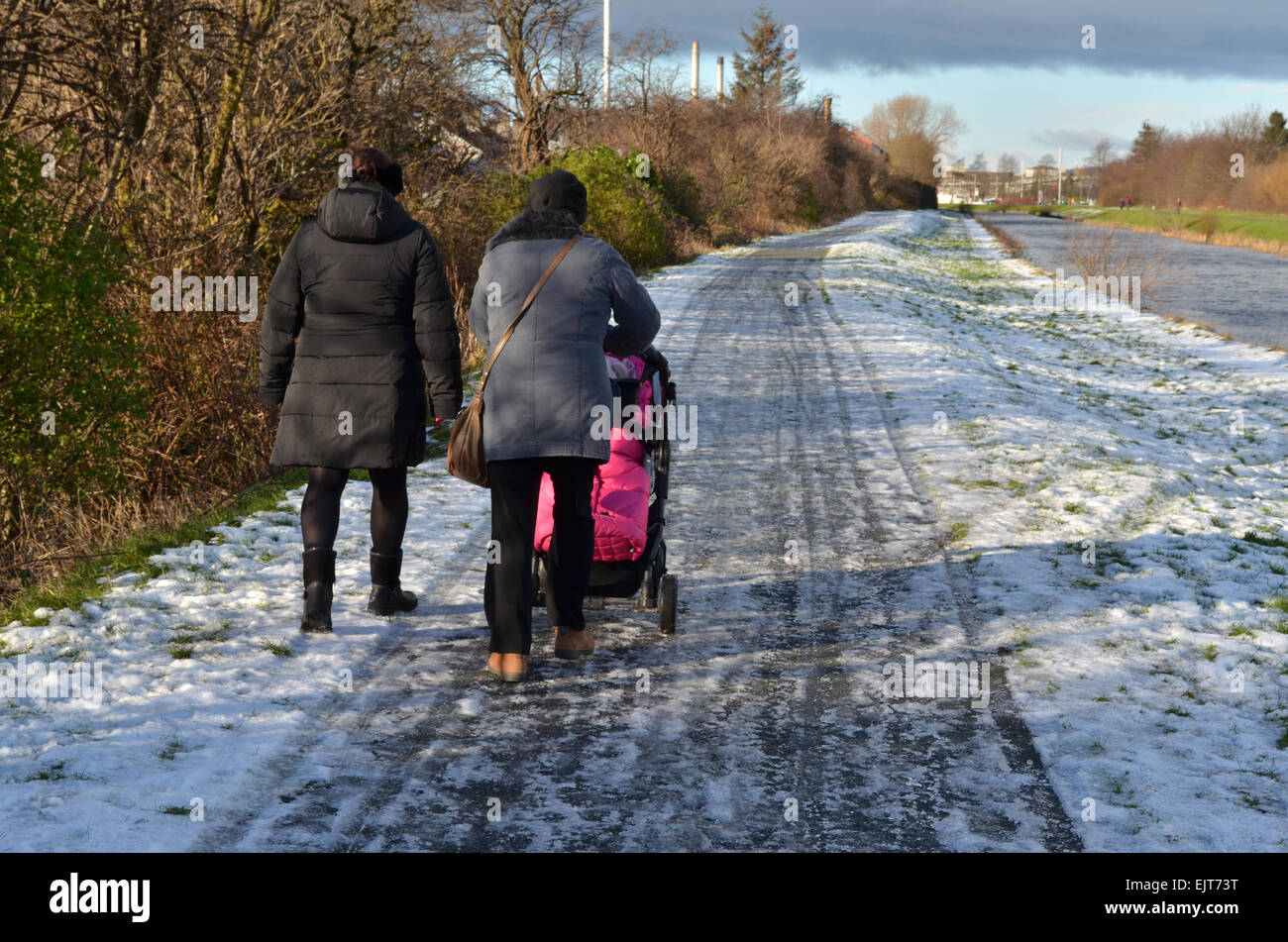 Snowy walk along the Forth & Clyde Canal in Clydebank. Stock Photo