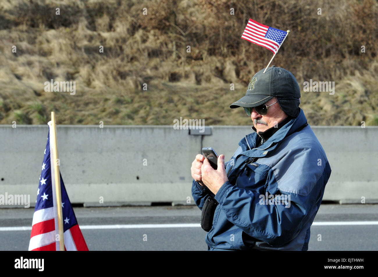 Prague, Czech Republic, 01st Apr, 2015. Hundreds of supporters including members of historical army club wait along the roads to greet the U.S. military convoy, near Pilsen, Czech Republic, April 1, 2015. The Convoy left the barracks in Prague-Ruzyne and heads for the Rozvadov-Waidhaus, west Bohemia, border with Germany. The troops continue to the Vilseck military base in Bavaria. Some 500 soldiers on around 115 armoured vehicles are crossing the Czech Republic during the 'Dragoon Ride' to demonstrate support for the allies' territories that feel threatened by the Russian aggression in Ukraine Stock Photo