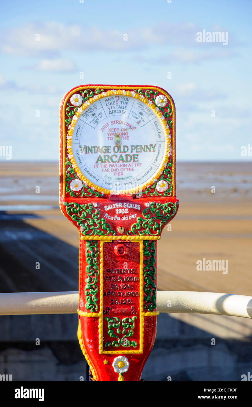 Old weighing machine scales hi-res stock photography and images - Alamy