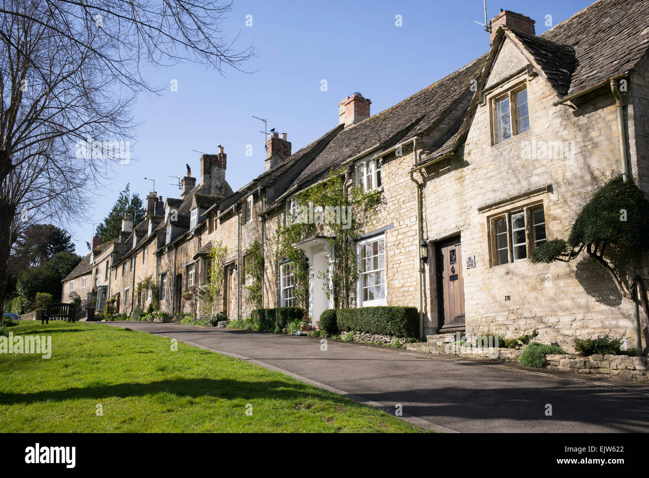 Cotswold Cottages up Burford high street. Cotswolds, England Stock