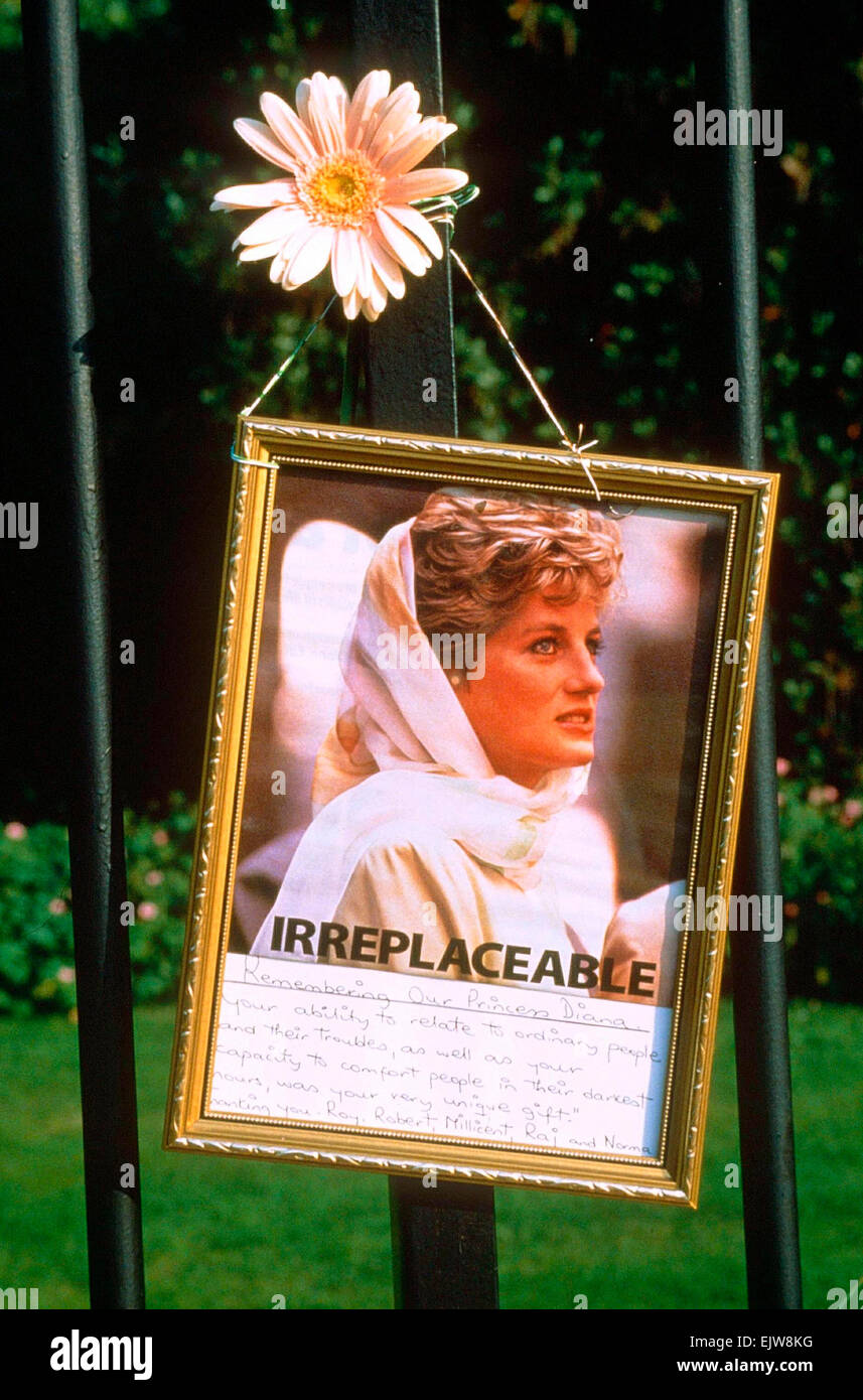 Floral Tributes to Princess Diana Outside Kensington Palace on the Second Anniversary of her death, Kensington Palace, London, Britain - 31st August 1999. Stock Photo