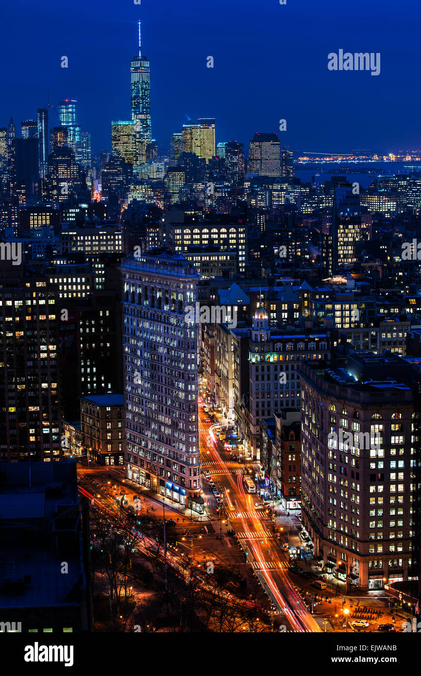 New york night skyline vertical hi-res stock photography and images - Alamy