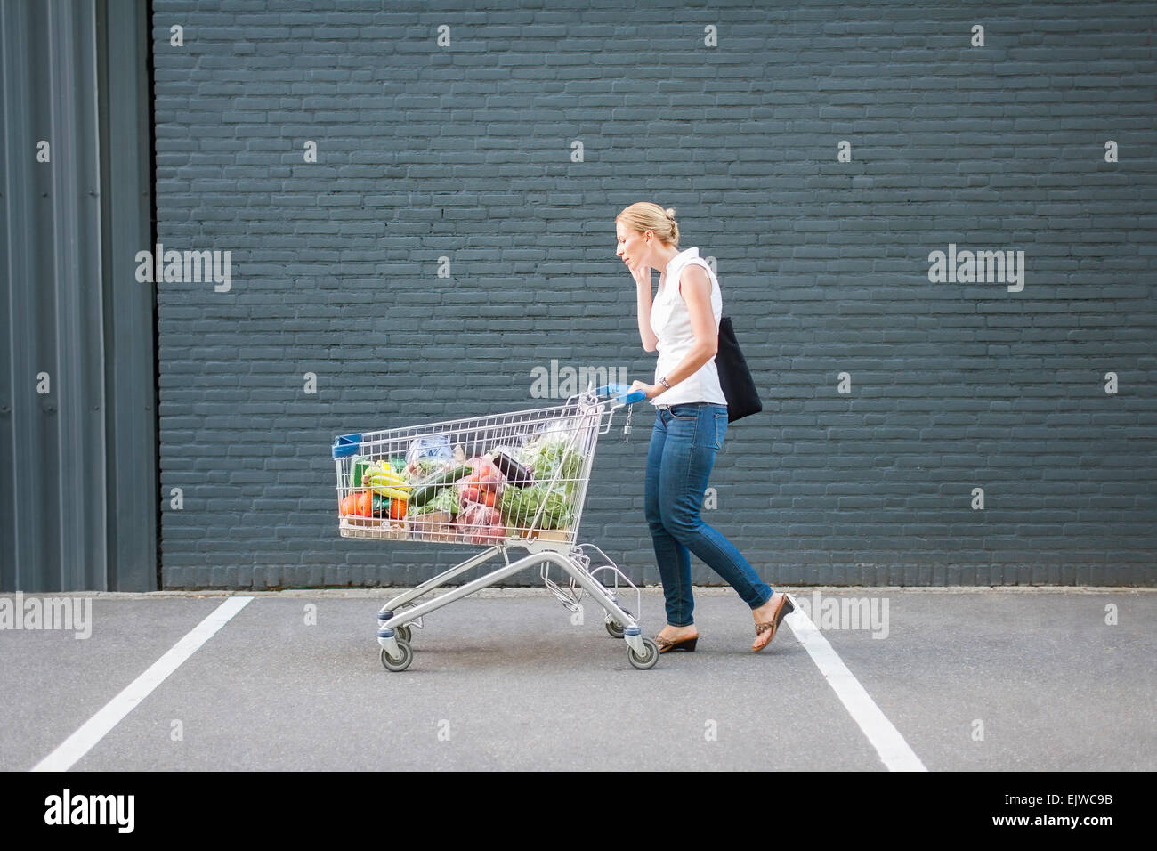Shopping cart food hires stock photography and images Alamy
