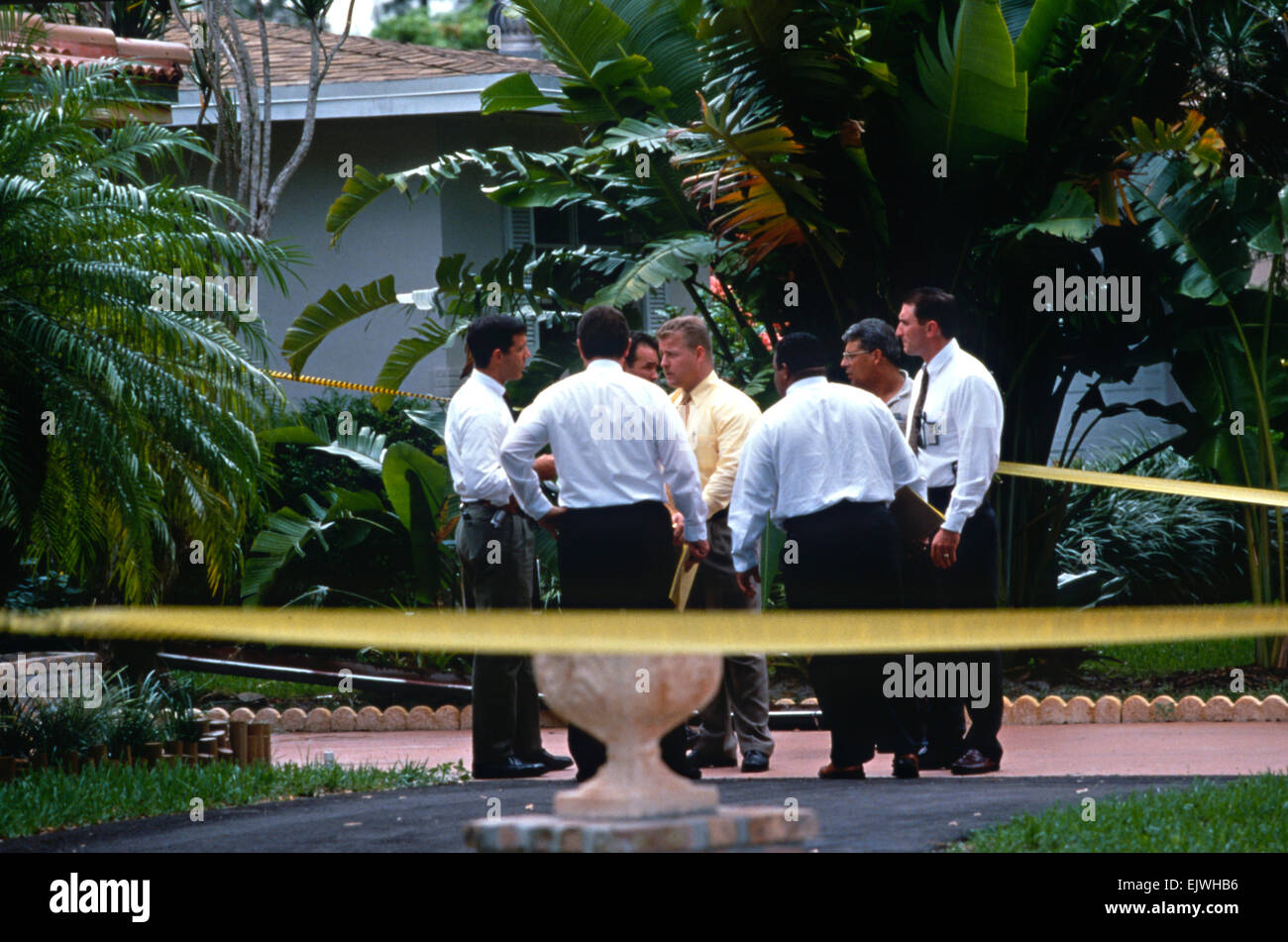 Police Detectives Investigate A Lead In The Murder Of Fashion Designer Gianni Versace July 19 1997 In Miami Fl Versace Was Murdered Outside His Miami Beach Home At The Age Of 50