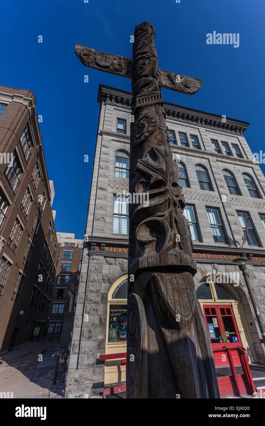 Totem Pole outside the Ottawa School of Art, Ottawa, Ontario, Canada Stock Photo