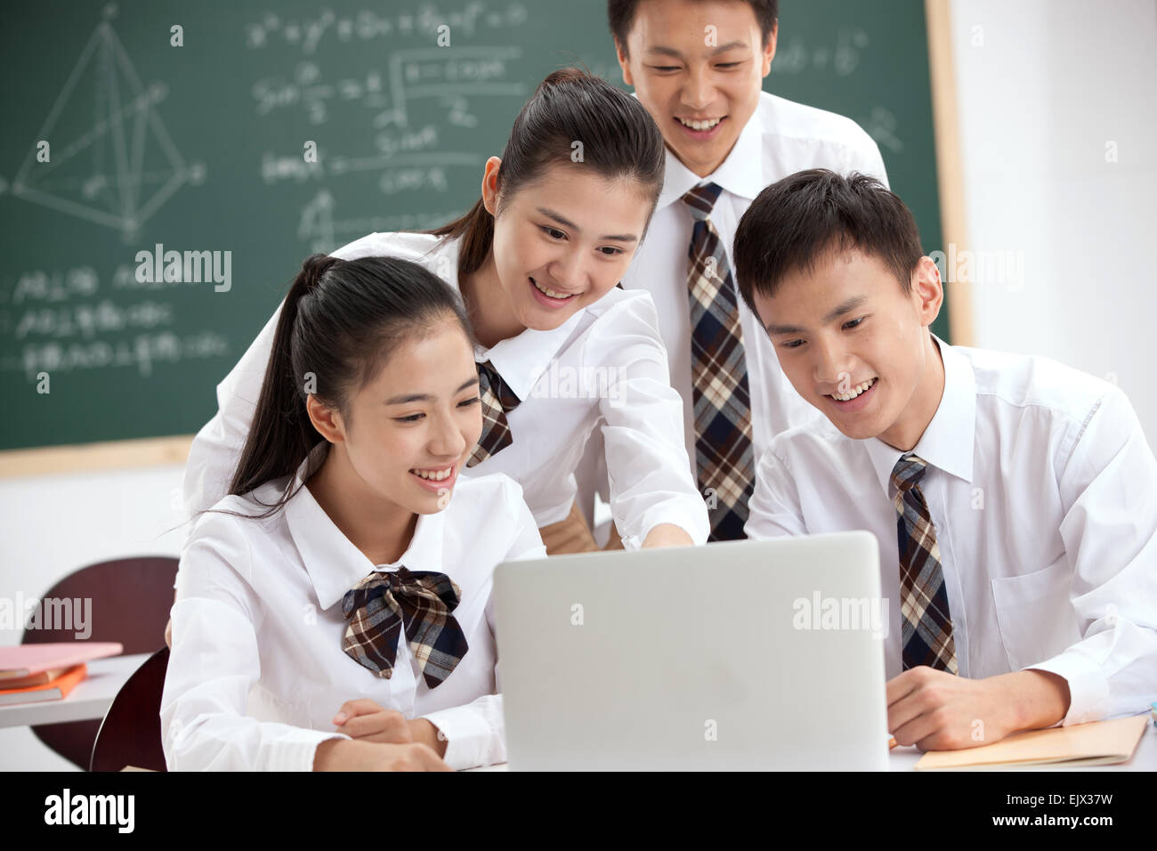 Indian school children using computers hi-res stock photography and ...