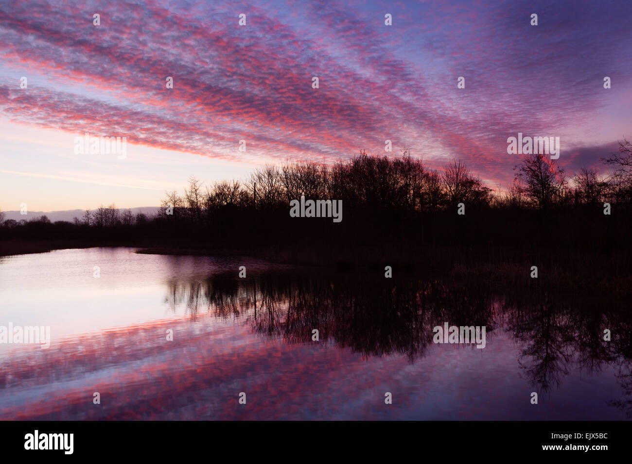 North Lincolnshire, UK. 02nd Apr, 2015. A beautiful sunrise at Waters' Edge Country Park in Barton-upon-Humber, North Lincolnshire, UK. 2nd April 2015. Credit:  LEE BEEL/Alamy Live News Stock Photo