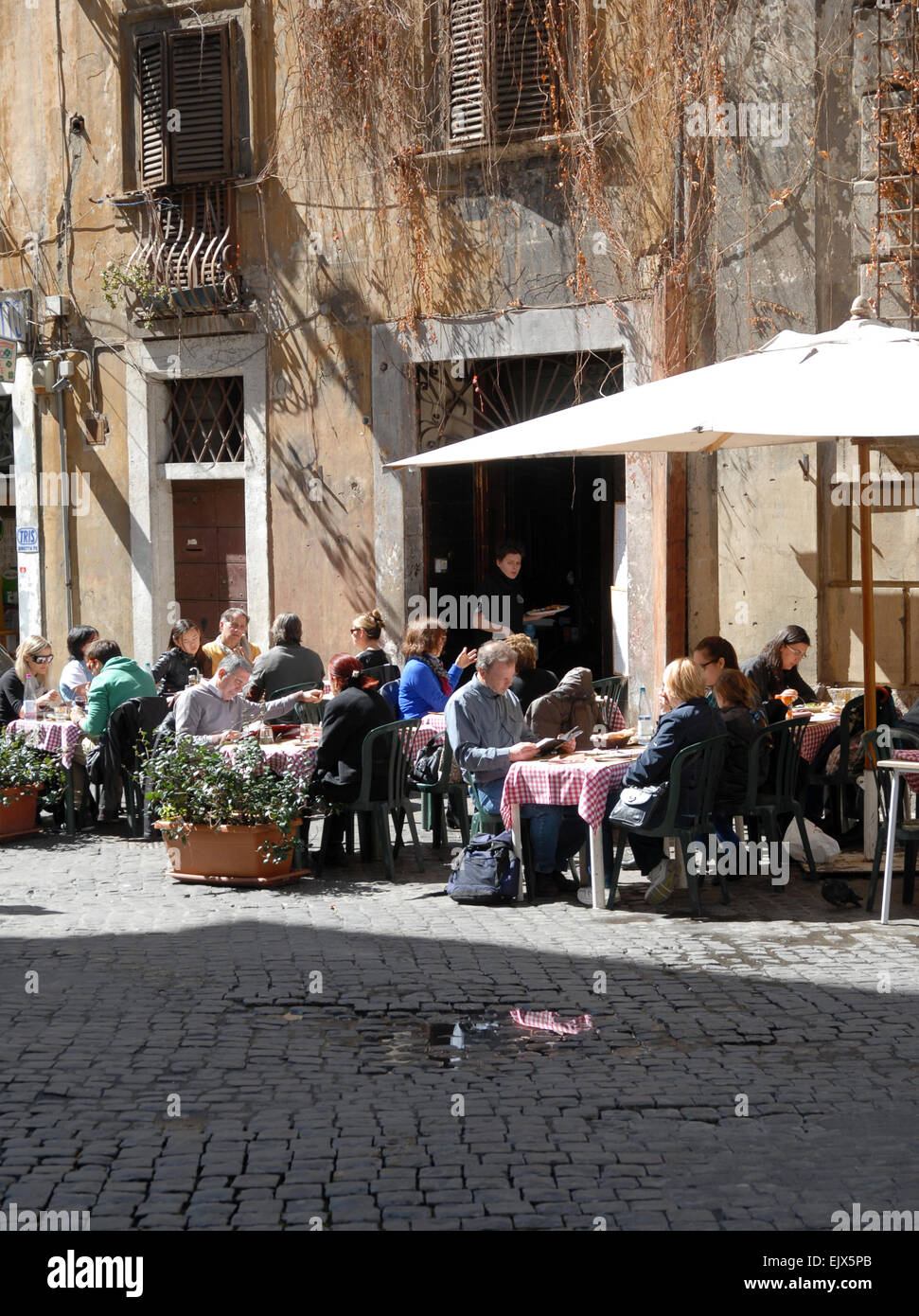 Eating out in a pedestrianized side street just off the Piazza Navona, Rome. Stock Photo