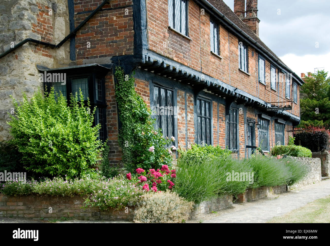 Bucks Whitchurch village The Old Court House charming C15 timber