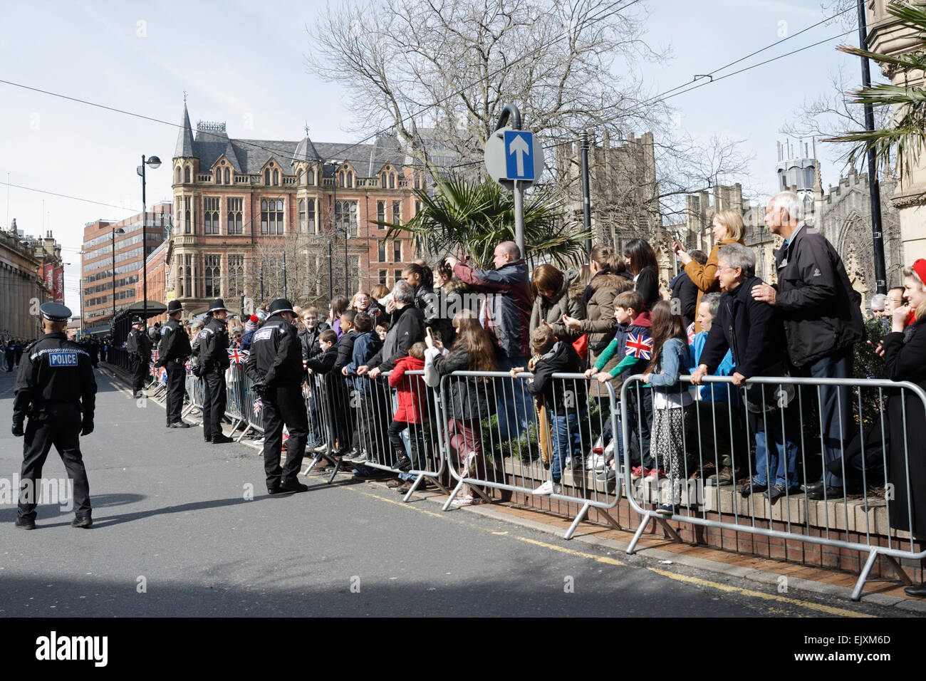 Crowds outside Sheffield Cathedral for a visit by the Queen for the Maundy Thursday service at Sheffield Cathedral, UK, 2nd April 2015 Stock Photo