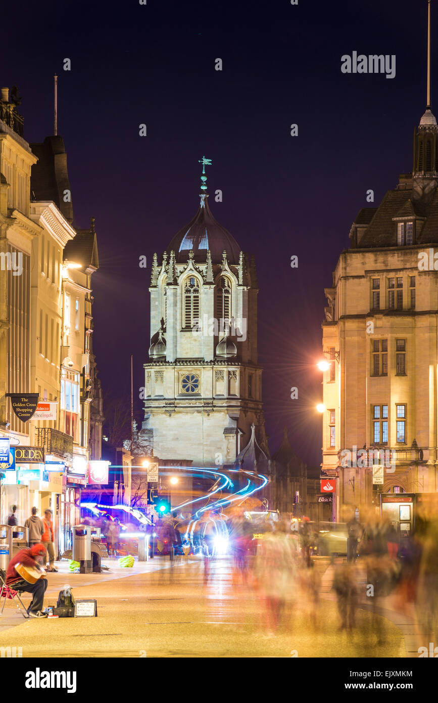 Tom Tower of Christ Church College, Oxford University, viewed down Cornmarket Street, one of the main shopping streets in Oxford Stock Photo