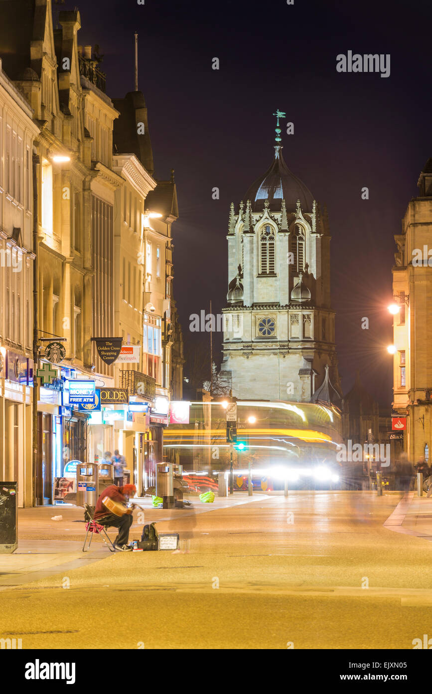 Tom Tower of Christ Church College, Oxford University, viewed down Cornmarket Street, one of the main shopping streets in Oxford Stock Photo