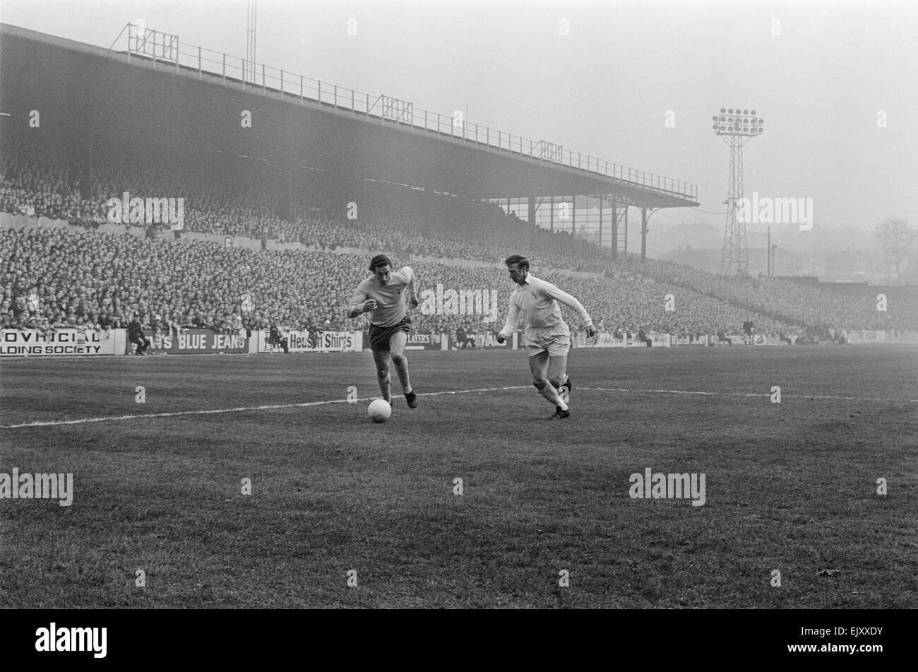 FA Cup Quarter Final match at Elland Road. Leeds United 2 v Tottenham Hotspur 1. Spurs Martin Chivers on the ball watched by defender Jack Charlton. 18th March 1972. Stock Photo