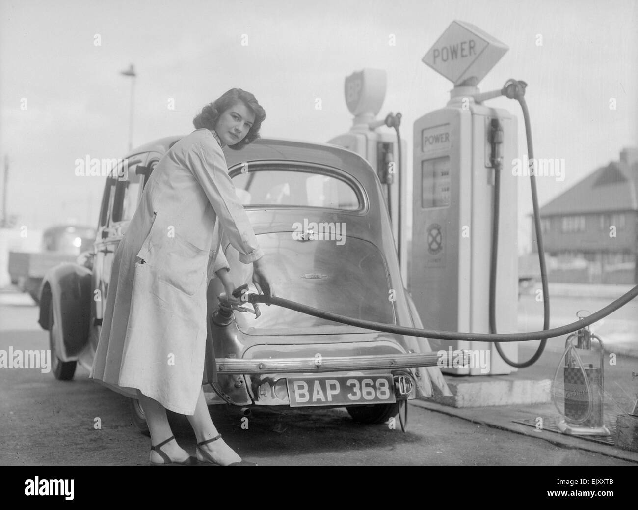 Ivy Dean petrol pump attendant. 28th June 1952 Stock Photo